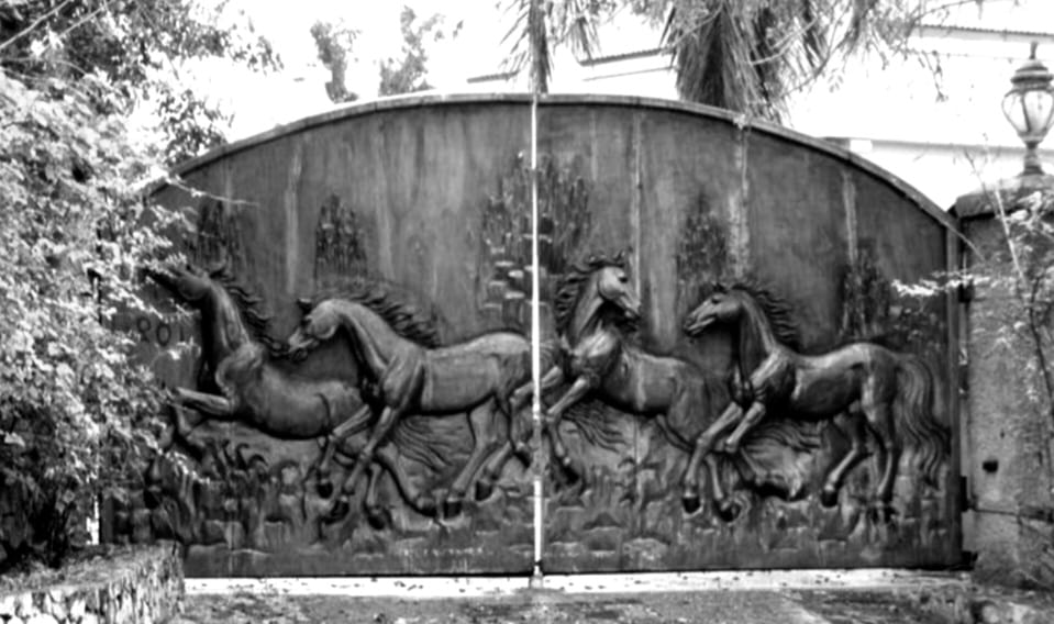Masterpiece Hand-Carved Solid Chestnut Grand Entrance Gate - 4.5 Meters Wide Luxury Exterior Door - Homeartparis production
