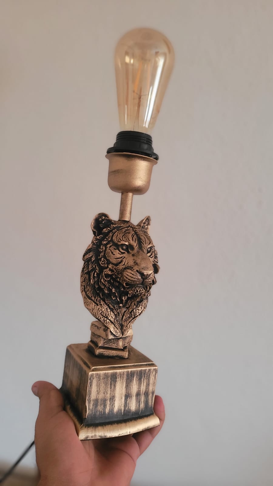 Luxury Lion Sculpture Lamp: Artistic & Modern Table Lamp - Homeartparis production
Important Note: Free Worldwide Shipping & Universal Electrical Compatibility!