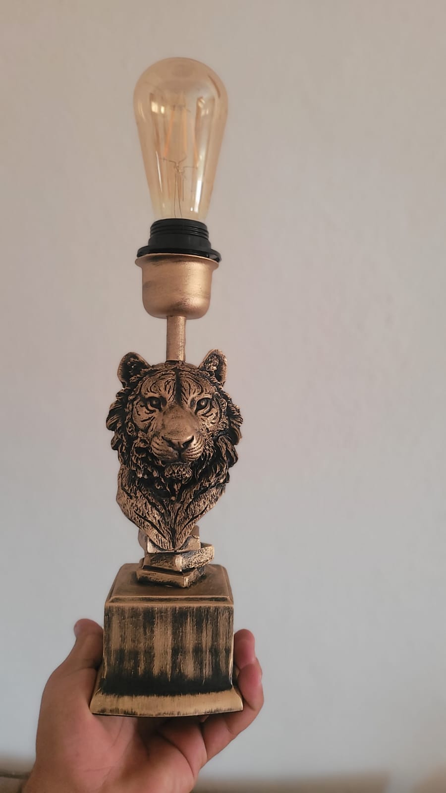 Luxury Lion Sculpture Lamp: Artistic & Modern Table Lamp - Homeartparis production
Important Note: Free Worldwide Shipping & Universal Electrical Compatibility!