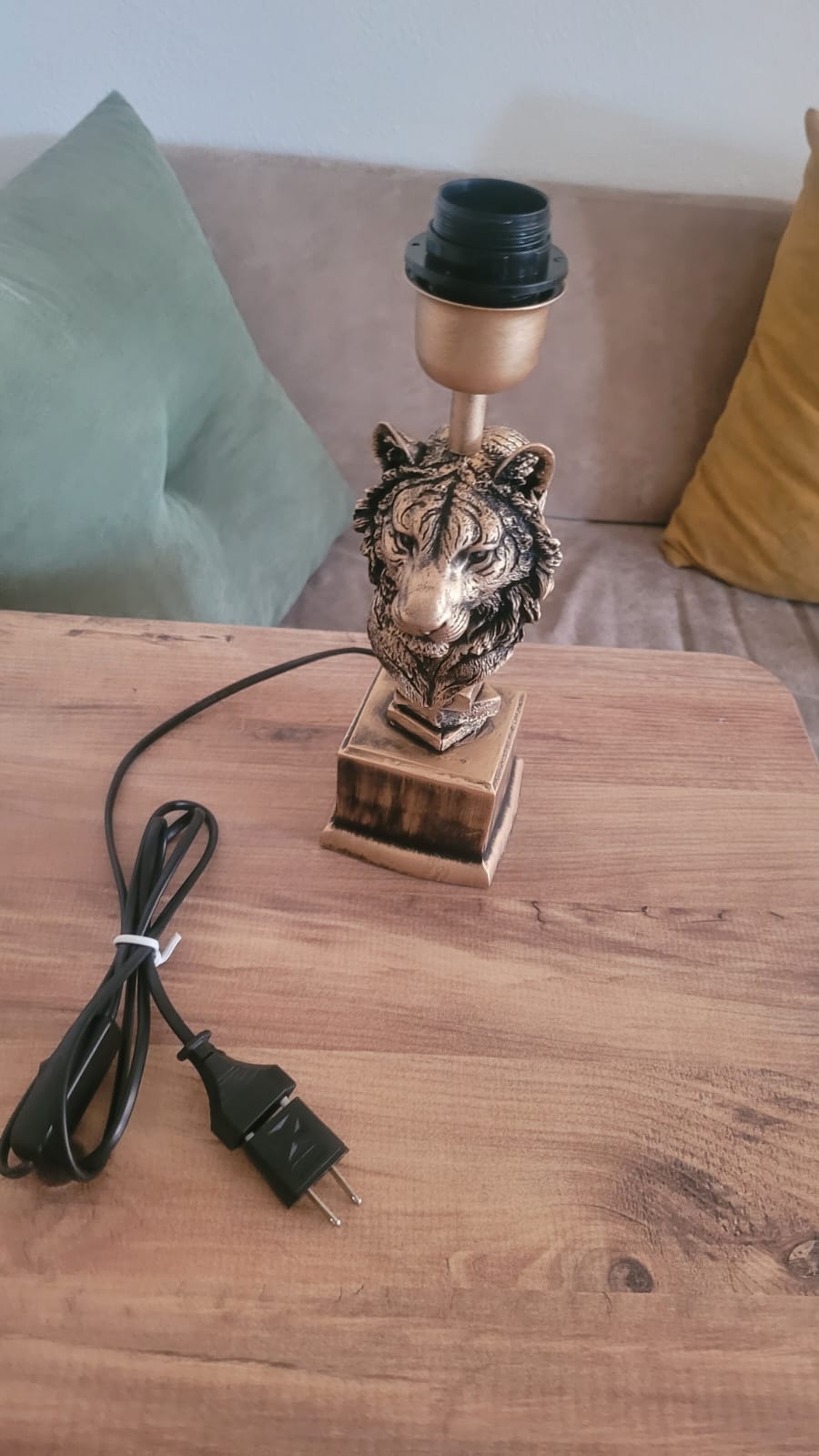 Luxury Lion Sculpture Lamp: Artistic & Modern Table Lamp - Homeartparis production
Important Note: Free Worldwide Shipping & Universal Electrical Compatibility!